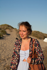blondynka,portret morze plaża park spacer pustynia suchy klimat - obrazy, fototapety, plakaty