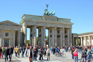 Touristen vor dem Brandenburger Tor am Pariser Platz in Berlin