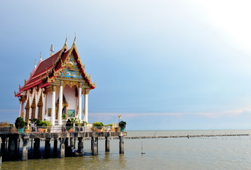 Obraz premium Buddhist church on the sea