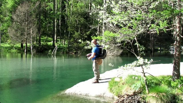 pescatore sul fiume