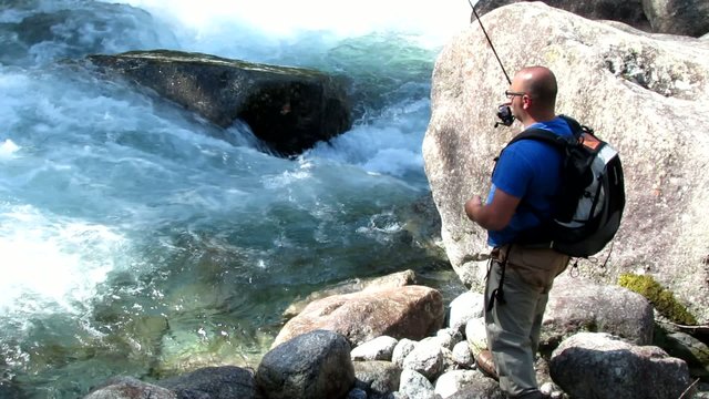 pescatore sul fiume