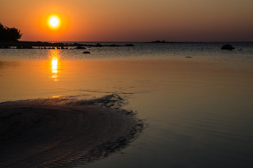 Fototapeta na wymiar Sand formations at sunset at a calm bay