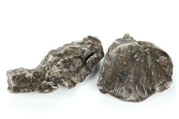 Fragmente des Sikhote-Alin Meteoriten isoliert auf weißem Hintergrund
