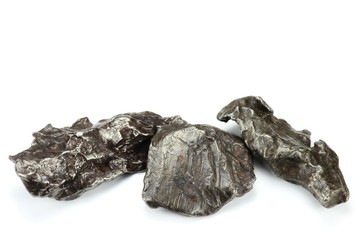 Fragmente des Sikhote-Alin Meteoriten isoliert auf weißem Hintergrund