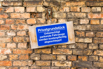 Privatgrundstück - Schild auf Mauer