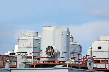 Obraz premium Industrial air conditioning and ventilation systems on a roof