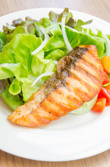 Grill salmon salad