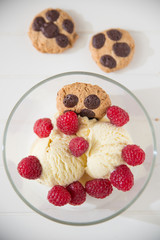 Vanilleeis mit Cookies und Himbeeren