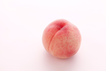 桃色のバックで桃の撮影