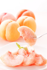 デザートの桃 © kazoka303030