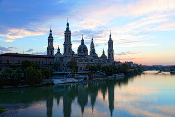 Fototapeta premium Basilica Del Pilar in Zaragoza in night , Spain