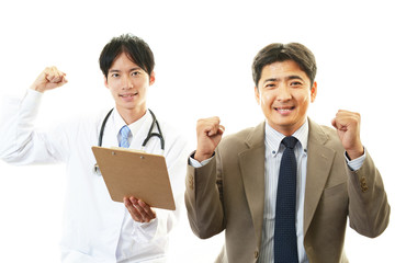 笑顔の医師と患者