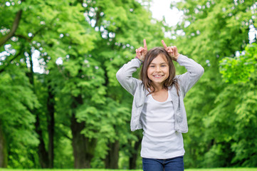 Mädchen im Park mit Hörnern