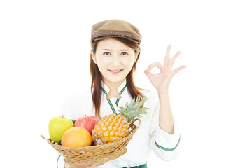 果物を持つウェイトレス