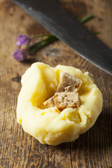 rohe Kartoffelknödel auf Holz