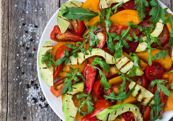 Salad of grilled avocado and multicolored tomatoes