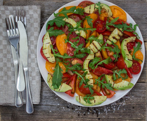 Salad of grilled avocado and multicolored tomatoes