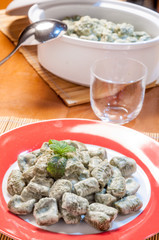 Piatto di gnocchi verdi