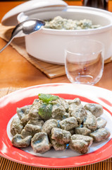 Piatto di gnocchi verdi