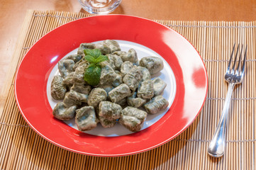Piatto di gnocchi verdi