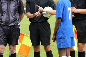 Tableau sur plexiglas Football arbitres et joueurs au football  © ALAIN VERMEULEN