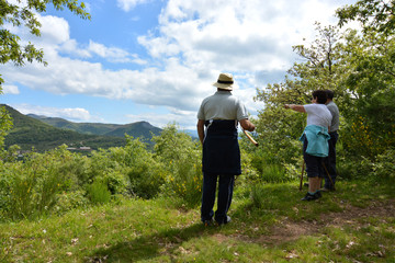 grupo de caminantes disfrutando del paisaje de montaña