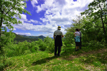 Fototapeta na wymiar grupo de caminantes disfrutando del paisaje de montaña