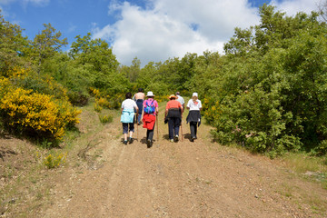 familia de excursion caminando por el monte