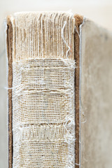 Fototapeta na wymiar starożytny brudny książka z obowiązującymi wątków otwarty