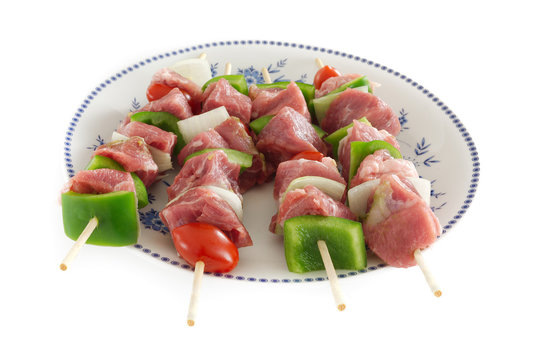 viande cru sur broche pour barbecue