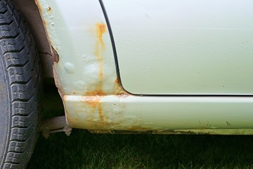 The car, threshold and wheel arch rusting