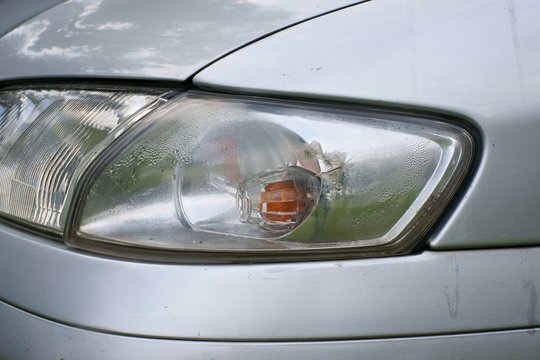 Car crash, the vehicle with a defective blinker