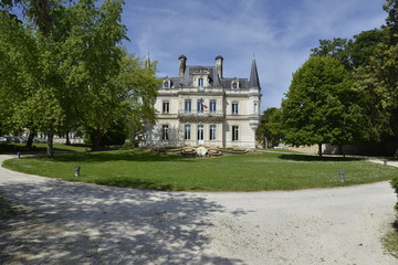 Fototapeta na wymiar Le jardin et le château de Ribérac