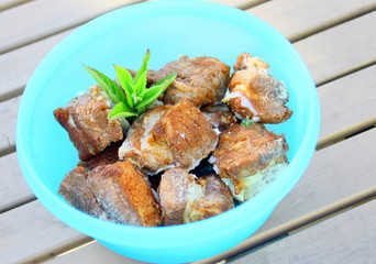 grillons de porc en boite