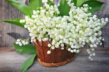 Cercles muraux Muguet Basket with lilies of the valley (Convallaria majalis)