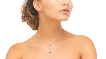 woman wearing shiny diamond necklace - obrazy, fototapety, plakaty