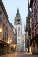 Fototapeta na wymiar Rue du Gros Horloge and Rouen Notre Dame cathedral