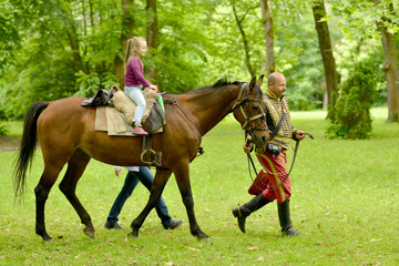 Enfants et grand cheval