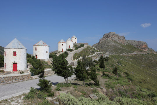 Windm&uuml;hlen und Burgruine auf der Insel Leros