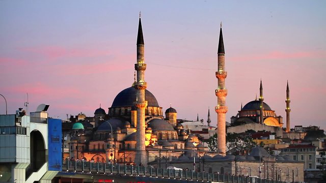 Yeni Mosque calls Muslims for evening pray at Eminonu