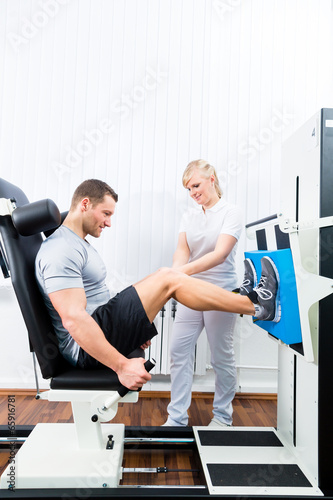 "Physiotherapeut behandelt Patient in Praxis" Stockfotos und
