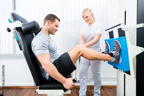 "Physiotherapeut behandelt Patient in Praxis" Stockfotos und