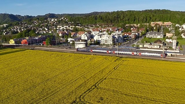 Luftaufnahme S-Bahn Zug der SBB
