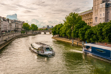 Obraz premium A boat on the Seine in Paris