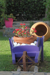 Gartendekoration mit Schiebkarre aus Holz