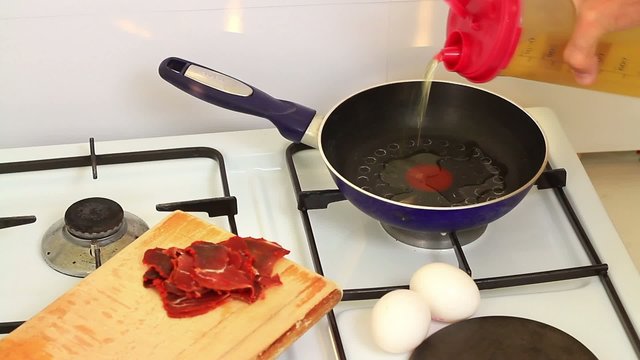 Cooking fried eggs with pastrami. 60 sec. Time Lapse