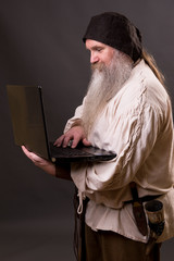 Bauer mit Laptop