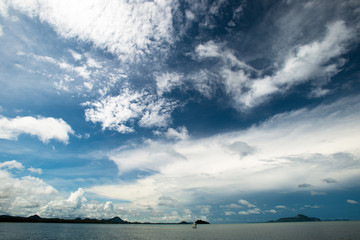 Fototapeta na wymiar Cloud and blue sky at the island in Thailand