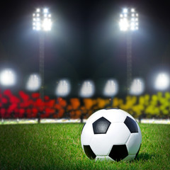 Fototapeta premium piłka nożna na boisku ze światłem stadionu