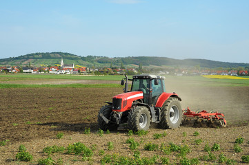 Obraz premium Traktor bei der Feldarbeit